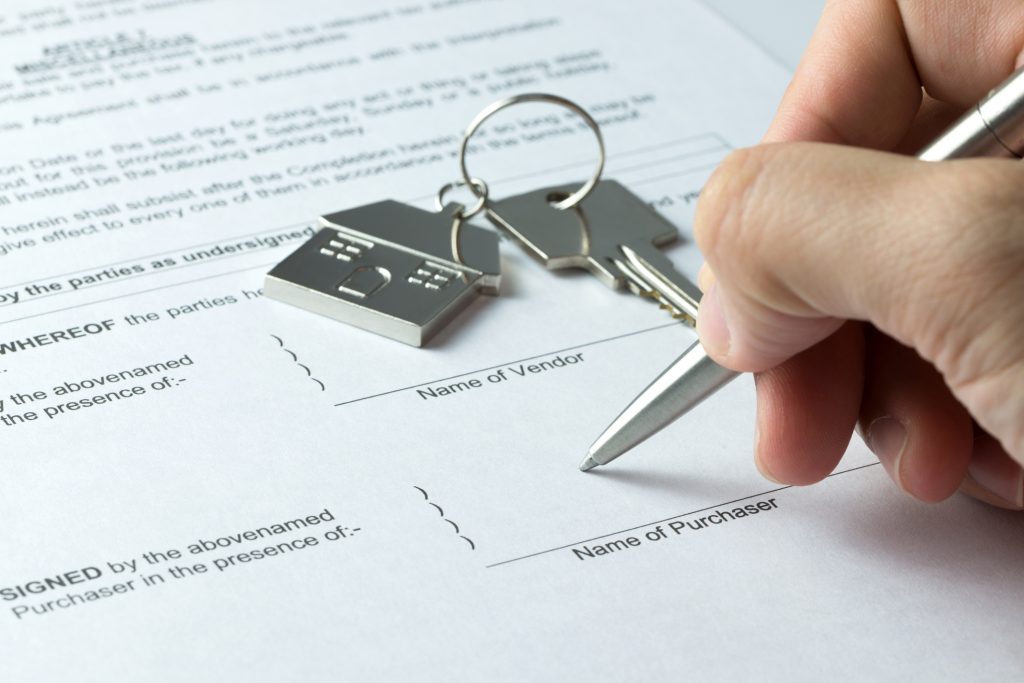 Làm sổ đỏ nhà tập thể có khó không? Thủ tục và giải pháp tốt nhất 3 Sau khi hoàn tất các thủ tục, cơ quan có thẩm quyền sẽ cấp Giấy chứng nhận quyền sử dụng đất và quyền sở hữu nhà ở.