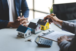 Quy định mới về dịch vụ môi giới bất động sản năm 2025 16 công chứng mua bán nhà đất (1)